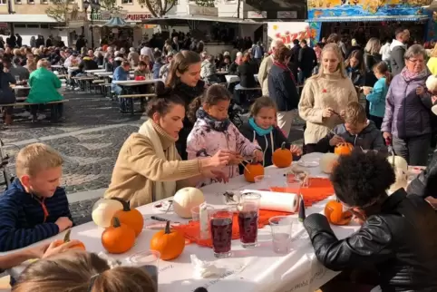 Bereits 2019 wurden beim Herbstspektakel fleißig Kürbisse bemalt.