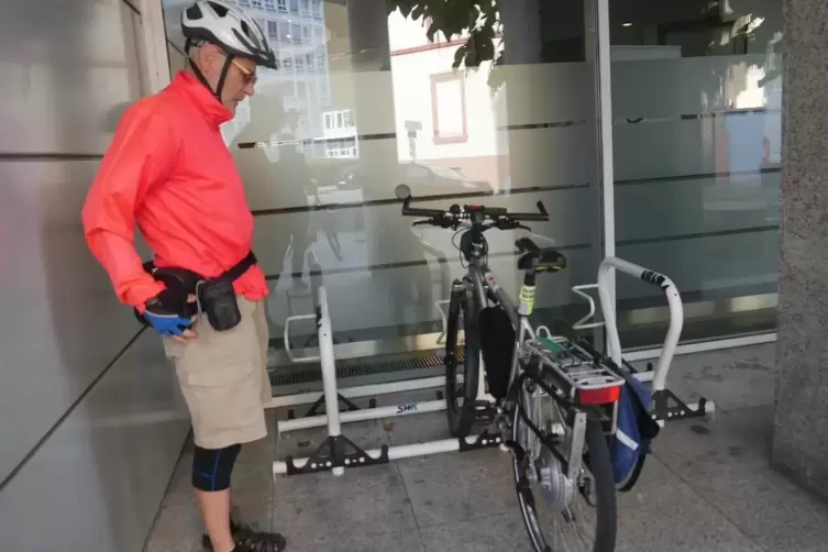 So soll es aussehen: Die drei Fahrradstellplätze vor dem SWK-Gebäude entsprechen den Empfehlungen des ADFC. 