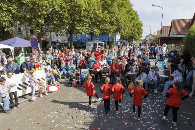 Der Auftritt der Garde Narrensänger KL sorgte bei den Besuchern des Stadtteilfestes für gute Stimmung.