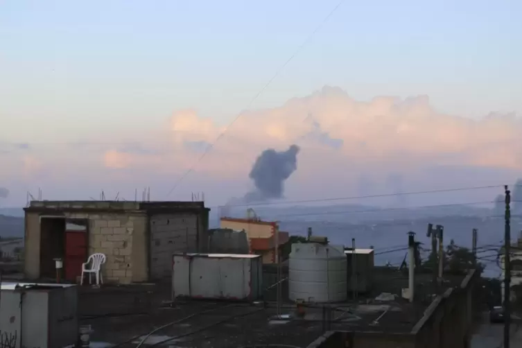 Über der libanesischen Stadt Mardsch Uyun steigt nach einem Raketenangriff Rauch auf. 