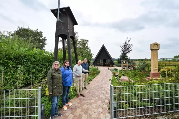 Freuen sich über den neu gestalteten Außenbereich der Laurentiuskapelle (von links): Regina Muth, Marie Herrmann, Rainer Goebel 