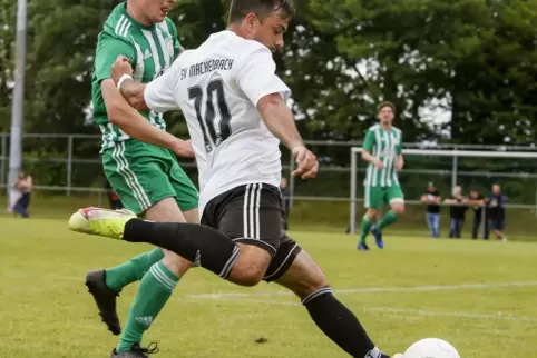 Stets torgefährlich: Heiko Batista-Meier (rechts), Spielertrainer des SV Mackenbach. 