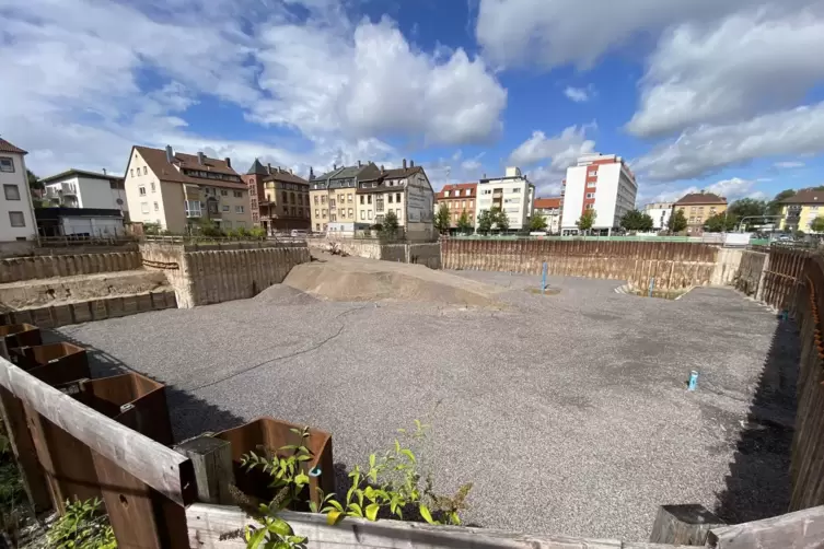 Still ruht die Baugrube gegenüber des Landauer Hauptbahnhofs. 