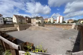 Still ruht die Baugrube gegenüber des Landauer Hauptbahnhofs.