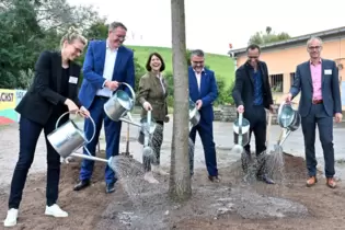 Zum Auftakt wurde eine vor Kurzem gepflanzte Zerreiche gegossen.