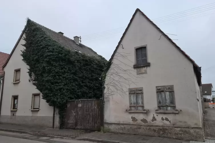 Neuhofen, Hauptstraße 5: das Haupthaus (links) und die Scheune.