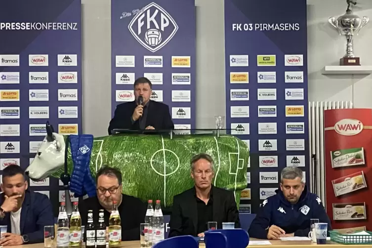 Karsten Volberg bei seinem letzten Kassenbericht. Davor (von links) drei der vier Präsidenten des FK Pirmasens, Mario Kapila, Jü