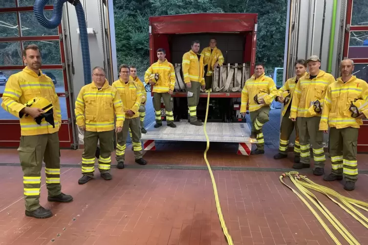 Zur Spezialausbildung „Flächenbrand“ gehört der Umgang mit dem D-Schlauch, hier wird der Schlauchwagen bepackt.