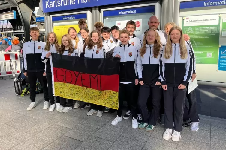 Das ESG-Team mit Daniel Janik und Eva Seitz und als Motivation die Fahne, mit der Yemisi Ogunleye beim Olympiasieg in Paris gegr