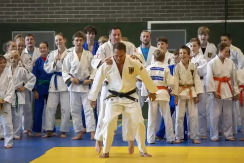 Alexander Wieczerzak (vorne mit dem schwarzen Gürtel) beim Judo-Lehrgang im Dojo des HHG. 