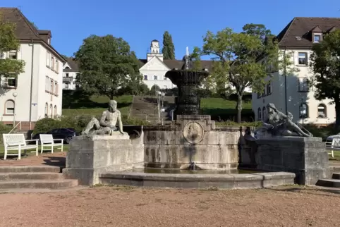 Im Hintergrund sind die große Treppe und das Mittelgebäude mit dem Türmchen zu sehen.