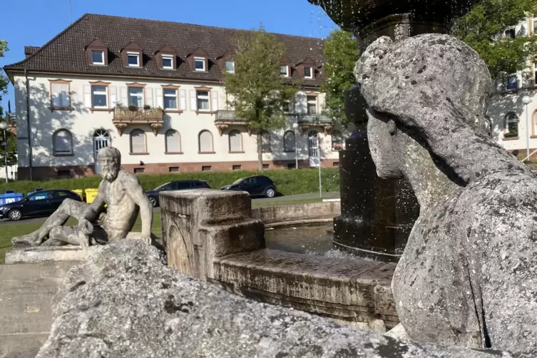 Die beiden Figuren am Wittelsbacher-Brunnen von 1906 sollen den Westrich (links) und die Vorderpfalz (vorne rechts) symbolisiere