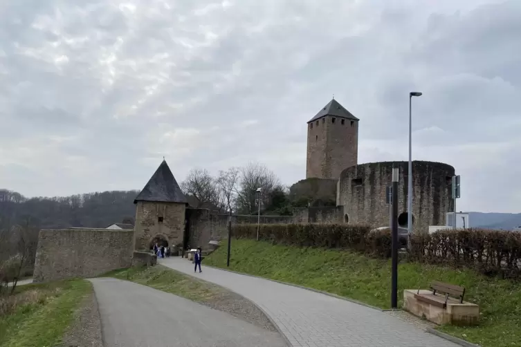 Am Mauerwerk des Bergfrieds (Mitte) und des Hufeisenturms (vorne rechts) muss gearbeitet werden.