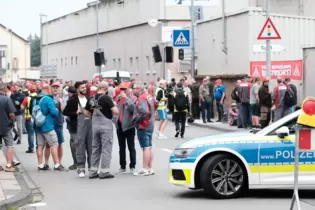 Die Tadano-Belegschaft streikt. So wie hier am 5. September vor dem Werkstor in der DInglerstraße.