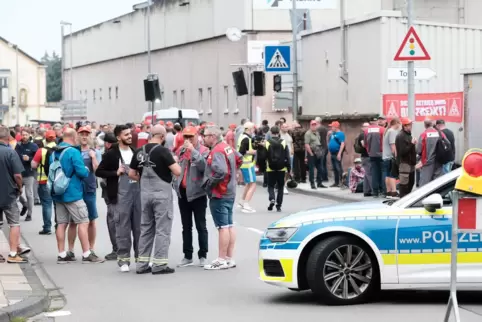 Die Tadano-Belegschaft streikt. So wie hier am 5. September vor dem Werkstor in der DInglerstraße. 