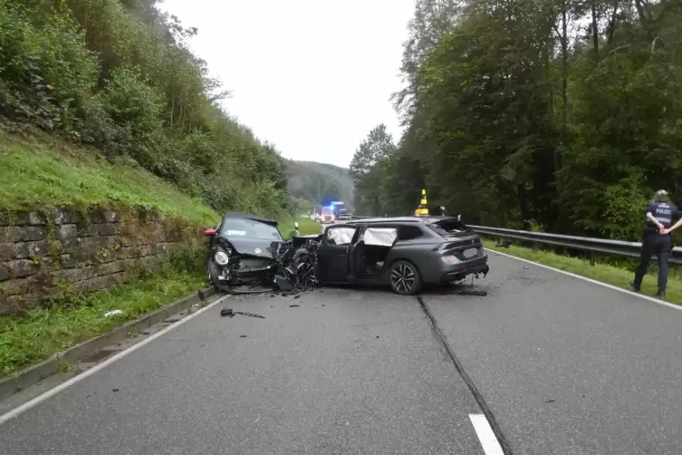 Zwei Pkw waren bei dem Unfall frontall zusammengestoßen . 