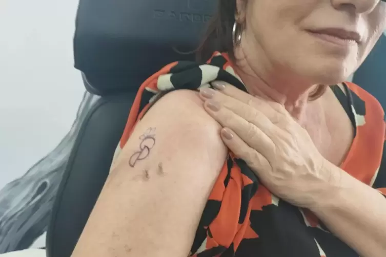 Halb fertig: Susanne Ziegler zeigt ihr Organspende-Tattoo. Die Kreise bilden das Zeichen OD: Organ Donor. 