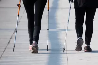 Gilt dank der Stöcke als besonders gesundheitsfördernd: Nordic Walking.