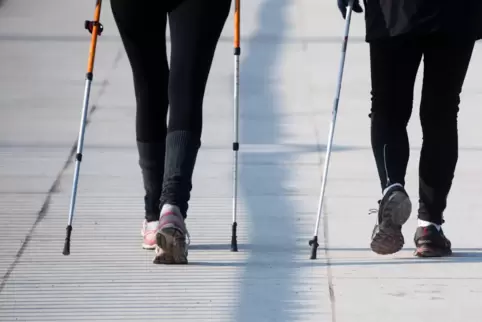 Gilt dank der Stöcke als besonders gesundheitsfördernd: Nordic Walking. 