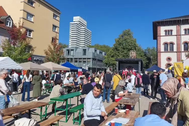 Auf dem Markt der Begegnungen konnten sich Besucher über die Angebote verschiedener Organisationen zum Thema Vielfalt informiere