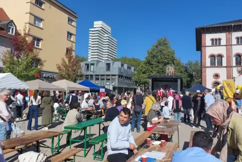 Auf dem Markt der Begegnungen konnten sich Besucher über die Angebote verschiedener Organisationen zum Thema Vielfalt informiere