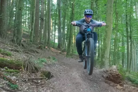 Der neue Trail hat auch einige Sprungelemente zu bieten, wie Jenny Dietmann von den Pfalzbikern zeigt. 