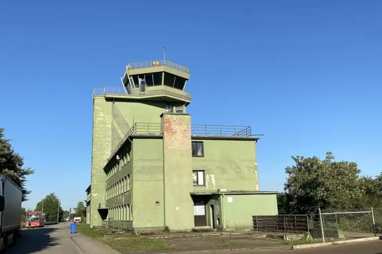 Der Tower auf dem ehemaligen US-Militärflugplatz in Sembach im Gewerbepark. Die Ansicht zeigt die Rückseite. 