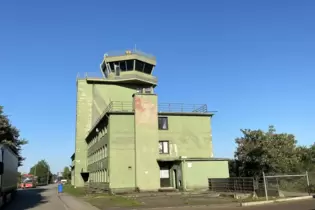 Der Tower auf dem ehemaligen US-Militärflugplatz in Sembach im Gewerbepark. Die Ansicht zeigt die Rückseite.