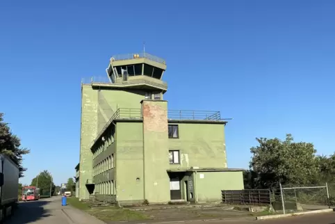 Der Tower auf dem ehemaligen US-Militärflugplatz in Sembach im Gewerbepark. Die Ansicht zeigt die Rückseite. 