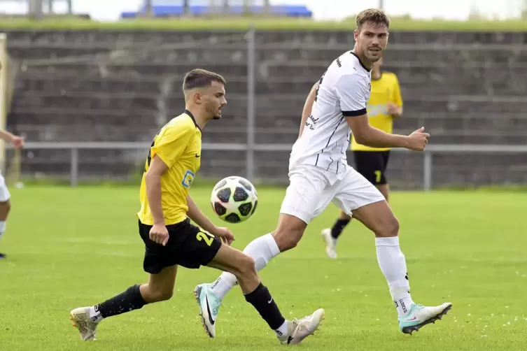 Vier Saisontore: Fußgönheims David Schinnerer (rechts), hier im Spiel gegen den BSC Oppau. 