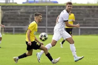 Vier Saisontore: Fußgönheims David Schinnerer (rechts), hier im Spiel gegen den BSC Oppau.