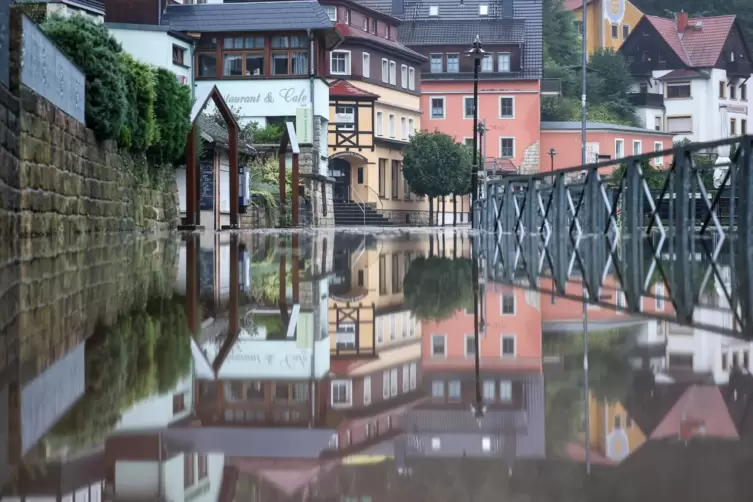 Wer sein Haus gegen Elementargefahren wie Hochwasser versichert hat, kann im Schadensfall auf die Unterstützung seiner Wohngebäu