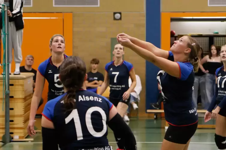 Christina Schumacher (rechts) von der TuS Alsenz stellt den Ball im Spiel gegen Spabrücken. 