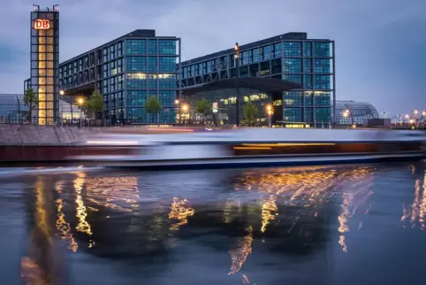 Vom Berliner Hauptbahnhof fährt künftig erstmals ein direkter ICE nach Paris und außerdem ein weiterer nach Saarbrücken mit Halt