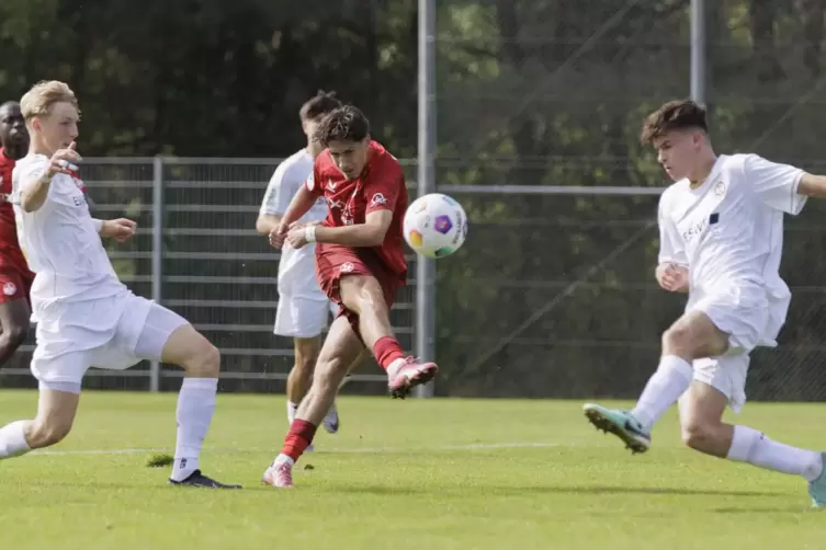 Dario Tuttobene (Mitte) von der U19 des FCK schießt aufs Tor, Wehen Wiesbadens Tim Neubert kann nicht mehr eingreifen. 