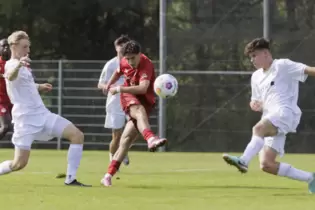 Dario Tuttobene (Mitte) von der U19 des FCK schießt aufs Tor, Wehen Wiesbadens Tim Neubert kann nicht mehr eingreifen.