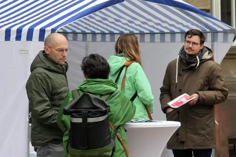 Redaktion vor Ort: Gespräche mit den Redakteuren am weiß-blauen Pavillon. 