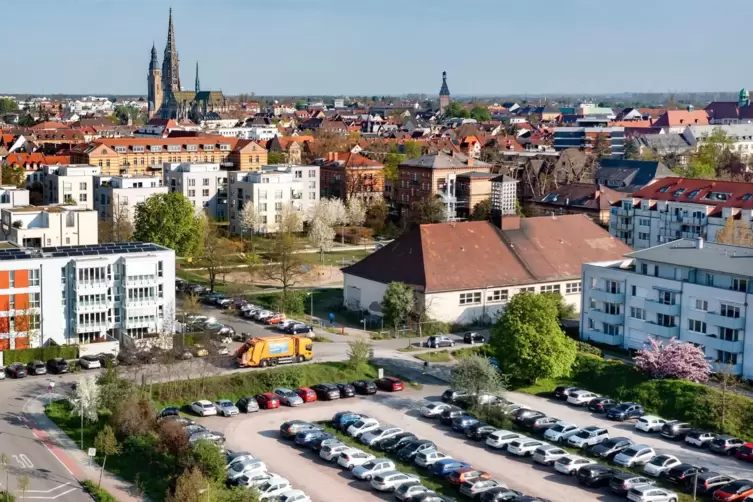 Mit kleinem Türmchen: historische Reithalle (Bildmitte, rechts). 