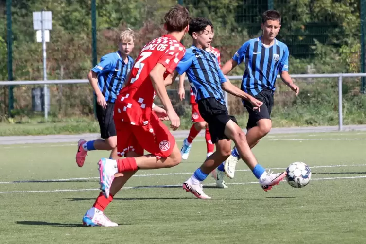 Ärgern die Favoriten: Die C-Junioren von FC Speyer 09 (blau) gegen Mainz 05. 