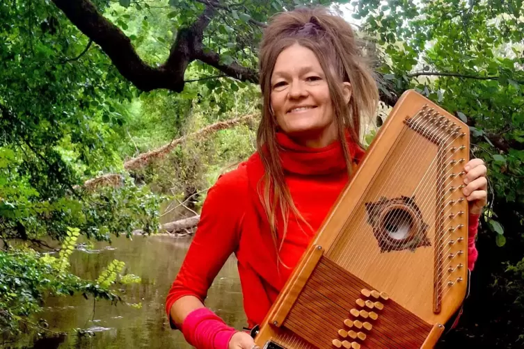 Mit der Autoharp auf der Lauterbrücke.