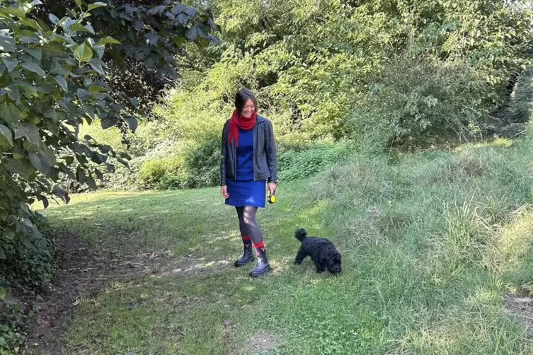 Spaziergang mit Blacky im Grünen: Miriam Kühnel.