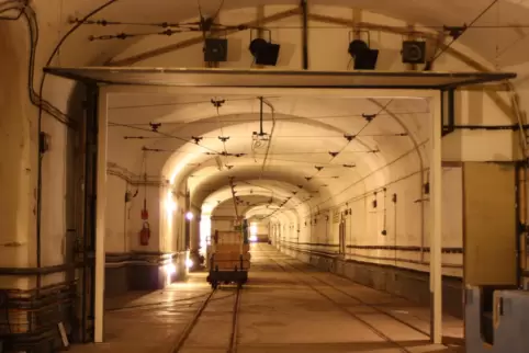 Der Bahnhof der unterirdischen Werkbahn mit den Stollen, die zu den weit entfernten Kampfständen führen.