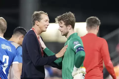 Konrad Fünfstück, hier mit Torwart Benjamin Büchel (rechts), sucht stets den Dialog mit seinen Nationalspielern Liechtensteins. 