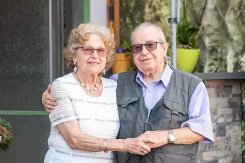 „Jeden Abend, bevor ich zu Bett gehe, gebe ich ihm einen Guten-Ncht-Kuss“, sagt Helma Brunnemer und lächelt ihren Mann Helmut ga