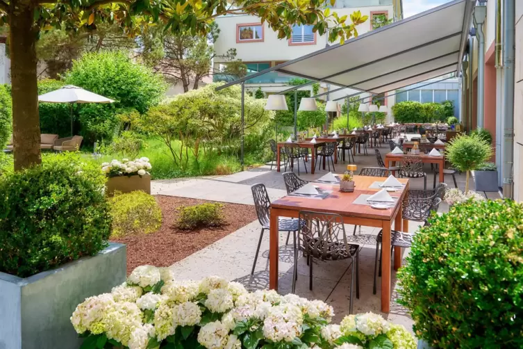 Im malerisch angelegten Garten: Sommerterrasse. 