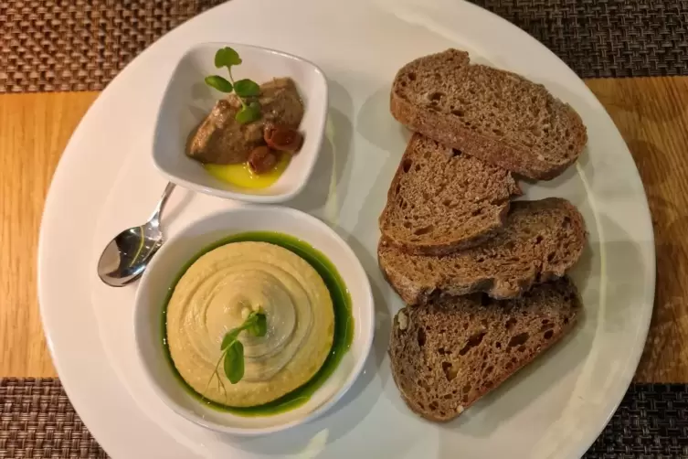 Würzig und fein: Hummus und Sardellenpesto.