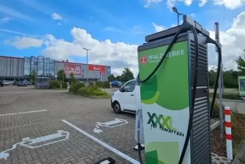 Pfalzwerke-Ladesäule auf einem XXXLutz-Möbelhaus-Parkplatz in Wolfsburg.