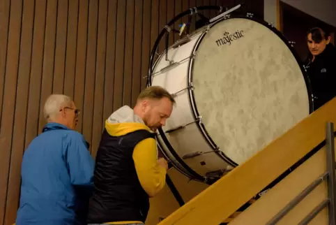 Weil die Aula der Schule belegt ist, zieht das Orchester spontan über die Straße in die Unterkirche der Herz Jesu Kirche.