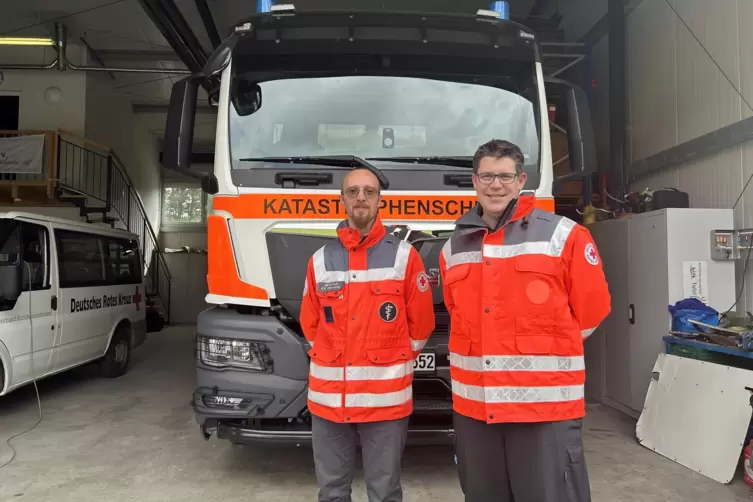 „Wir machen irgendwie alles rund um den Einsatz“: Marco Kolb und Björn Becker in der Rettungswache in Kibo. 