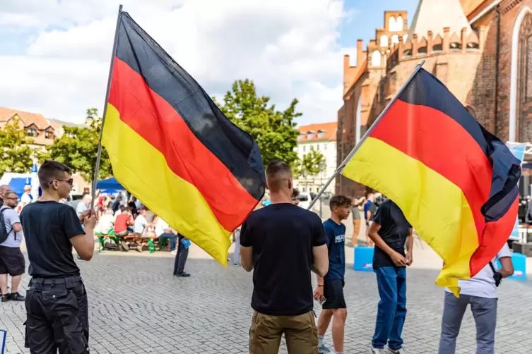 Mitglieder der Jungen Alternative, der Nachwuchsorganisation der AfD, auf einer Wahlkampfveranstaltung in Cottbus. Laut Verfassu